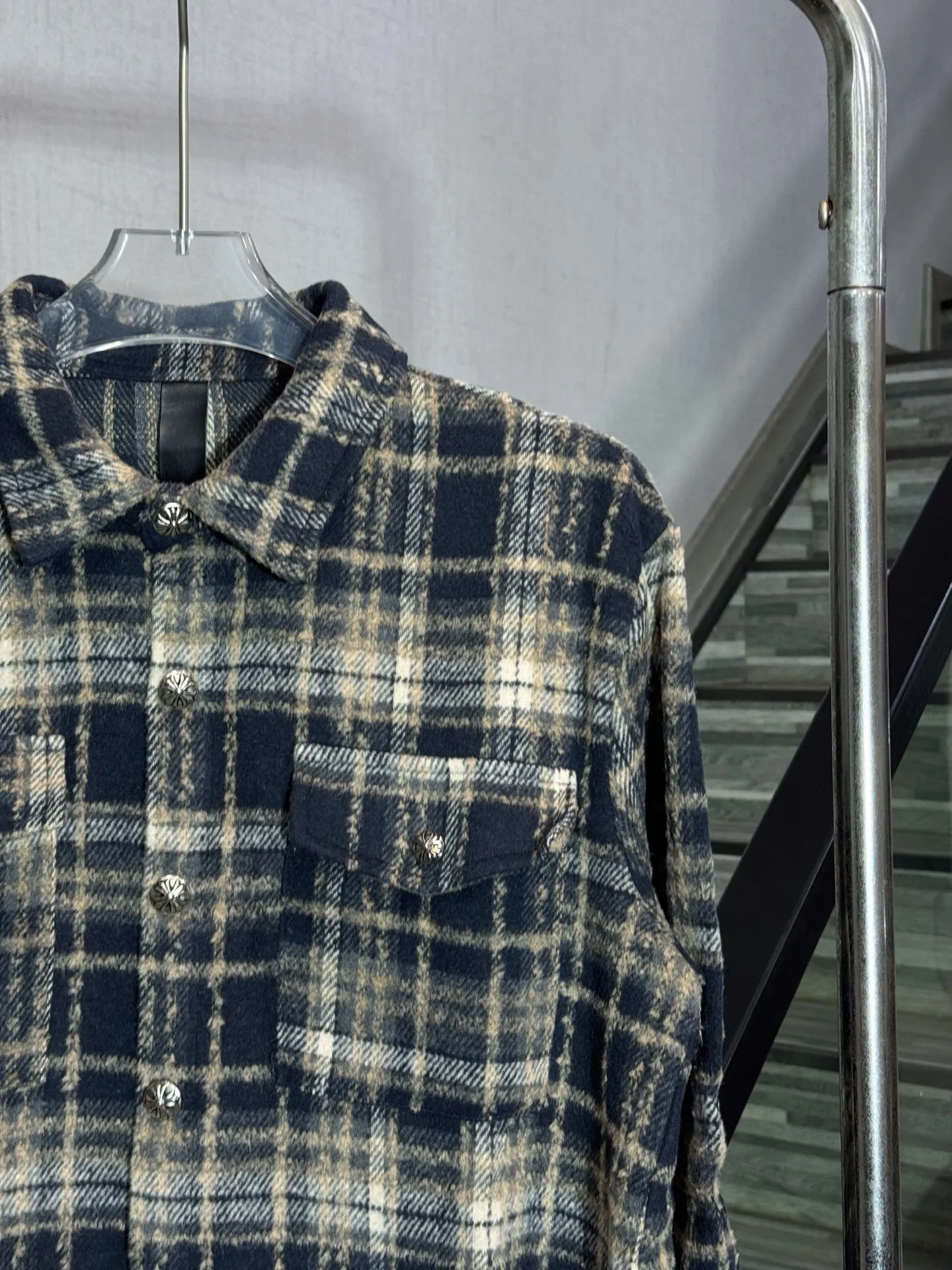 P280 model number: HE395 Chromehearts-Chrome heart wool plaid leather label shirt jacket The fabric is made of 360g high-weight tasseled woolen plaid shirt fabric. The upper body is extremely warm and feels soft and comfortable. It has custom-made original hardware Crow heart cross buttons and a custom-made original cross leather label on the back + heavy embroidery. The embroidery is full and three-dimensional, the overall process is complex, original accessories, factory workmanship, complete with three standards, feel free to buy, Kuaishou Xiaohongshu's popular shirt jacket.  Color: Red/Blue Size: S M L XL